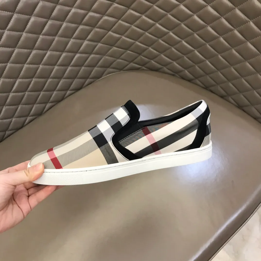 p340 "BURBERR*" men's classic low-top sneakers are reinterpreted in Vintage checkered cotton and matte calfskin, decorated with a new brand logo. First-layer sheepskin lining, embossed Burberry logo on the heel, and original TPU outsole! Size: 38-44